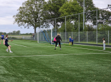 Laatste training S.K.N.W.K. JO11-1JM (partijtje tegen de ouders) van maandag 27 mei 2024 (16/137)